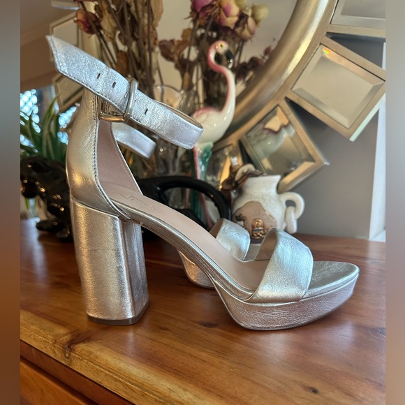 Naturalizer BRIAR size 8.5 wide silver platform cushioned - Picture 3 of 8